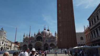Venedik 'in en ünlü manzarası: Piazza San Marco, St Mark Bazilikası, St. Mark' s Campanile, Doge 's Palace ve Caffe Florian. İtalya.