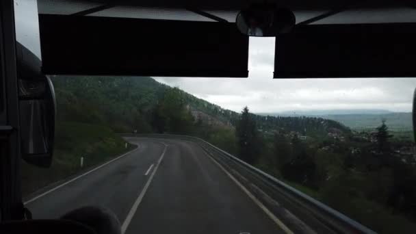 Sebuah Bus Naik Sepanjang Jalan Pegunungan Slovenia Dari Piran Ljubljana — Stok Video