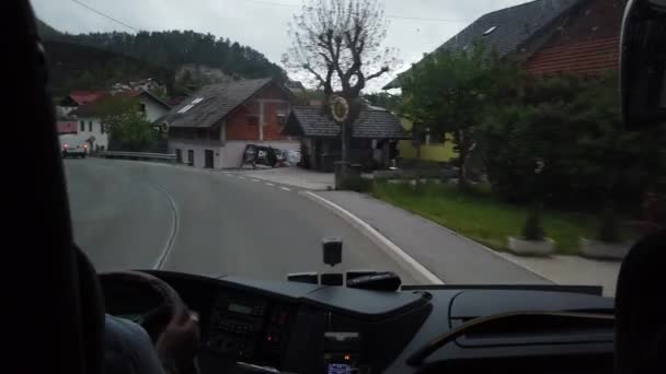 ピランからリュブリャナへのスロベニア旅行中のバスのパノラマウィンドウからの眺め — ストック動画