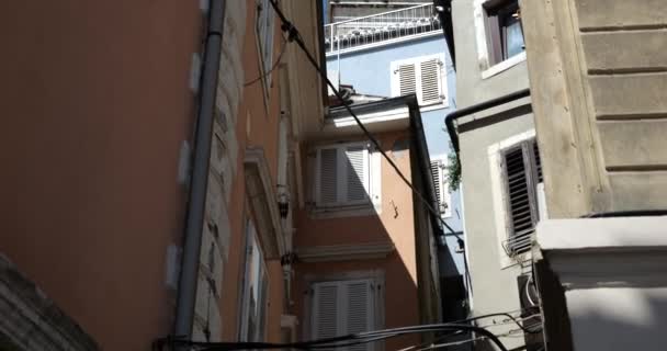 Architectuur Van Oude Mediterrane Stad Klokkentoren Huizen Met Rolluiken Venetiaans — Stockvideo