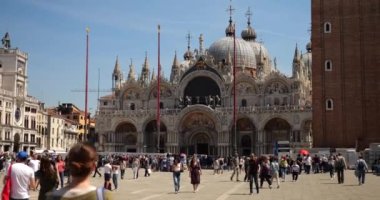 San Marco Meydanı 'nın panoramik manzarası: Saat Kulesi, St. Mark Bazilikası' nın batı cephesi, Campanile di San Marco ve Venedik, İtalya 'da yürüyen turistler..