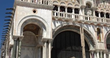 Piazza San Marco 'dan (St Mark Meydanı) saat kulesine, St Mark Bazilikası ve Doge Sarayı' na kadar güneşli bir günde Venedik, İtalya 'da parlak mavi bir gökyüzüne karşı.