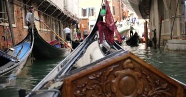 Turistli Gondollar turun sonunda Venedik, İtalya kanallarında karaya çıkmayı bekliyor..