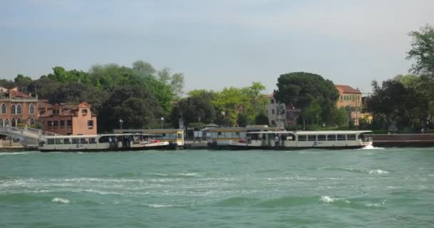 从船上看到圣埃伦娜岛的海岸 有公园 威尼斯泻湖和运载乘客的汽船 意大利威尼斯 — 图库视频影像