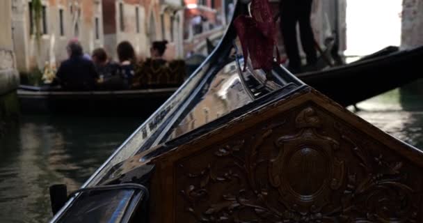 Uitzicht Vanaf Voorkant Van Gondel Naar Venetië Kanalen Architectuur Van — Stockvideo