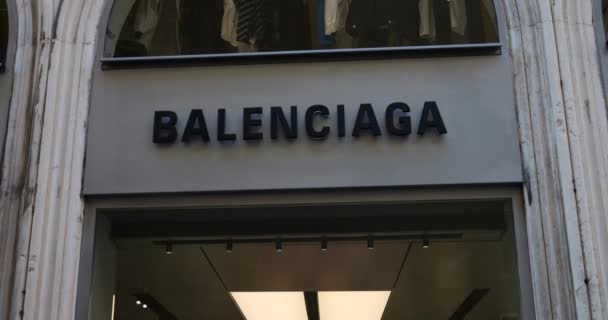 Balenciaga Υψηλής Μόδας Μάρκα Που Προσφέρει Ρούχα Παπούτσια Αξεσουάρ Και — Αρχείο Βίντεο