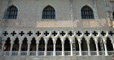 Kuzey İtalya, Venedik 'teki St. Mark Meydanı' ndaki Doge Sarayı 'nın manzarası. Haç şeklinde oyma ile süslenmiş sütunlarla dolu balkon..