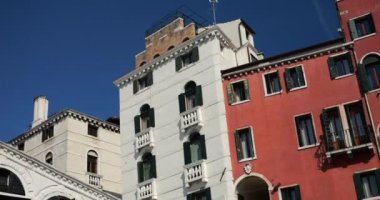 İtalya, Venedik 'te bir su taksisinden Büyük Kanal' ın mimarisinin görüntüsü: Hotel Rialto ve Venedik 'teki en eski köprü, Rialto Köprüsü..