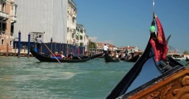 Giudecca Kanalı 'na giden gondoldan Venedik, İtalya' daki kanal boyunca giden gondollara bakın..