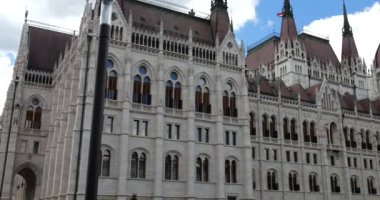 Macar Parlamento Binası 'nın mimarisi neo-gotik tarzda. Rönesans Uyanışı tarzında merkezi kubbe. Budapeşte, Macaristan.