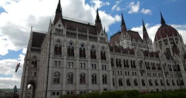 Macar Parlamento Binası 'nın mimarisi neo-gotik tarzda. Rönesans Uyanışı tarzında merkezi kubbe. Budapeşte, Macaristan.