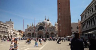 San Marco Meydanı 'nın panoramik manzarası: St. Mark Bazilikası, Campanile di San Marco, Procuratie Vecchie ve Procuratie Nuove' un batı cephesi ve İtalya 'nın Venedik kentinde yürüyen turistler.