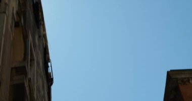 Venedik, İtalya 'daki kanallardan birinde turistlerle birlikte mimari, köprü ve diğer gondollara genel bakış.