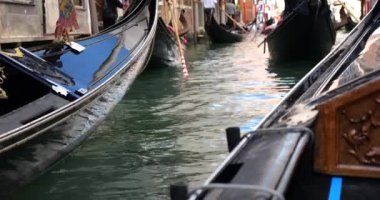 Turistli Gondollar turun sonunda Venedik, İtalya kanallarında karaya çıkmayı bekliyor..