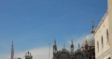 İtalya, Venedik 'teki Saint Mark Meydanı üzerinde mavi gökyüzünde uçan martılar..