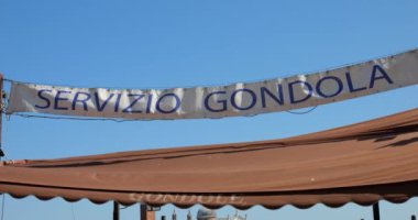 İtalya, Venedik 'teki Riva degli Schiavoni' de reklam pankartı Servizio Gondola.
