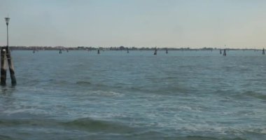 Tuğla, Venedik lagününün sakin sularda teknelere rehberlik eden kendine özgü manzara detaylarıdır. Venedik, İtalya.