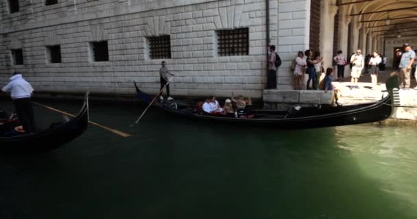 Sebuah Gondoliers Panduan Gondola Naik Wisatawan Sepanjang Kanal Istana Venesia — Stok Video