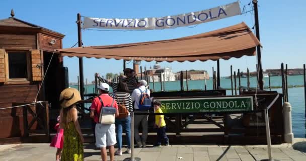 位于意大利威尼斯海滨的Schiavoni河畔的Gondole Stazio Danieli码头 码头上有木桥和广告横幅 吊艇和游客 — 图库视频影像