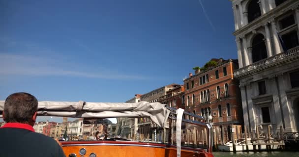 水上タクシーの運転手は イタリアのヴェネツィアのグランド運河に沿って乗客を運びます — ストック動画