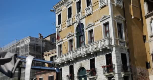 ヴェネツィア イタリアの水上タクシーから大運河の建築物の眺め パラッツォ シヴラン それはグアルディア Finanzaの本拠地です — ストック動画