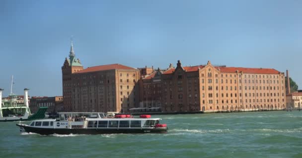 Hilton Molino Stucky Venice Venedik Gölünde Yolcu Kargo Gemisi San — Stok video