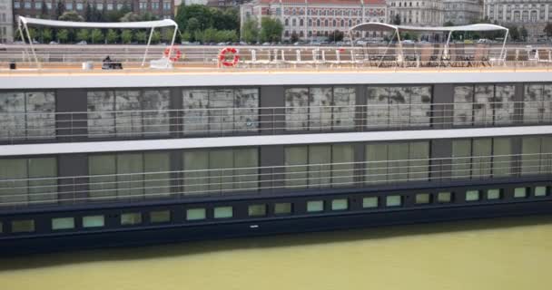 Вид Речной Круизный Лайнер Западный Берег Дуная Будапешт Венгрия — стоковое видео