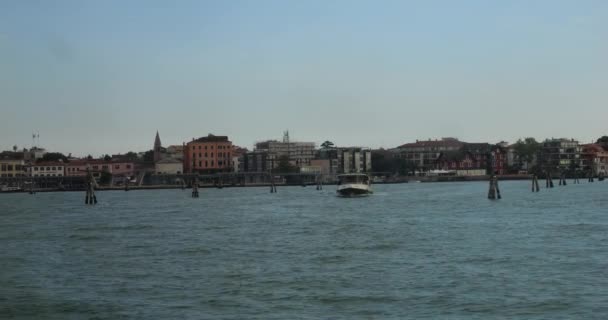 从船上俯瞰威尼斯和威尼斯泻湖地区的砖瓦建筑全景 意大利威尼斯 — 图库视频影像