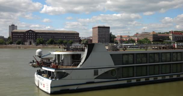 Вид Круизный Речной Корабль Западную Сторону Дуная Будапештский Технологический Университет — стоковое видео