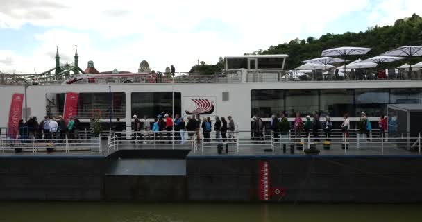Passageiros Estão Embarcando Navio Cruzeiro Viking Cais Danúbio Budapeste Hungria — Vídeo de Stock