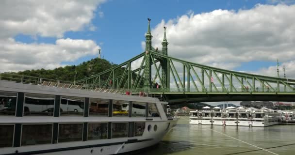 Utsikt Över Kryssningsfartyg Donau Liberty Bridge Och Gellert Hill Västra — Stockvideo