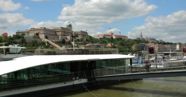 在匈牙利布达佩斯多瑙河西岸的Buda城堡对面 乘客们正在登上停泊在多瑙河上的游船 — 图库视频影像