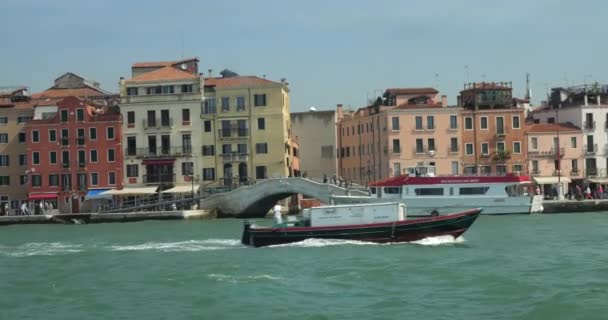 Pemandangan Dari Pembersih Kapal Venice Tanggul Jembatan Penguap Carring Pasanger — Stok Video