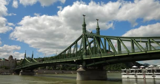 匈牙利布达佩斯多瑙河西岸和自由桥上的游轮景观 — 图库视频影像