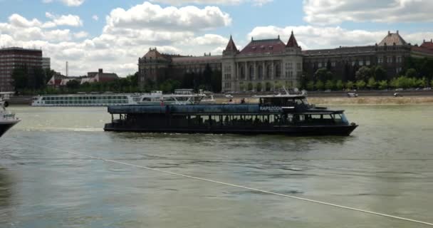 Вид Буду Западный Берег Дуная Прогулочные Лодки Спускающиеся Реке Будапештский — стоковое видео