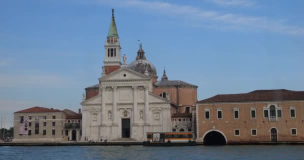 Vista Barco Que Navega Canale Della Giudecca Basílica San Giorgio — Vídeo de Stock