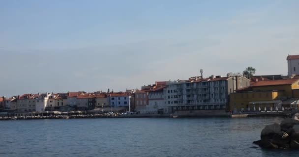 港と出発船のボードから早朝にピランの堤防を表示します スロベニア — ストック動画