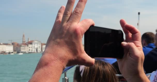 Hombre Fotografía Venecia Con Smartphone Desde Cubierta Superior Barco Que — Vídeos de Stock
