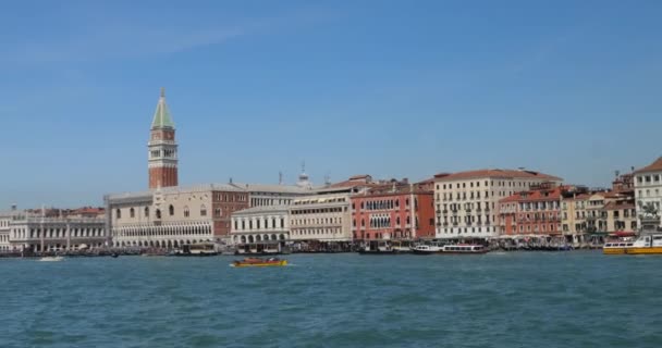 Uitzicht Vanaf Het Giudecca Kanaal Aan Waterkant Riva Degli Schiavoni — Stockvideo