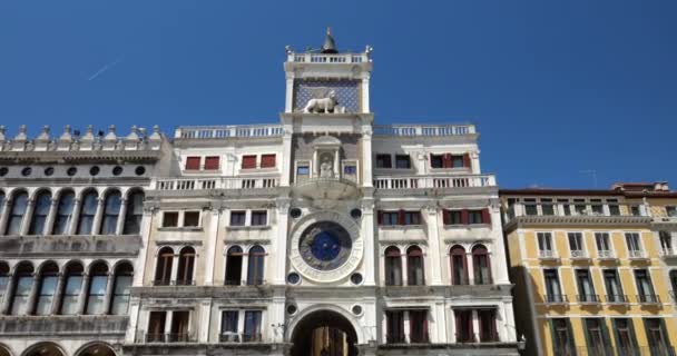 圣马科广场上明亮的蓝天 钟楼和检控室的景观 意大利威尼斯 — 图库视频影像