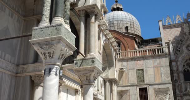 サンマルコ広場 Mark Square からの眺め聖マルコ大聖堂とドージェ宮殿は イタリアのヴェネツィアで晴れた日に明るい青空に対して — ストック動画
