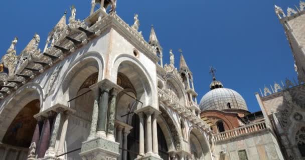 在意大利威尼斯的一个阳光灿烂的日子里 从圣马可广场 Piazza San Marco 到圣马可大教堂 Mark Basilica 和道奇宫 Doge — 图库视频影像