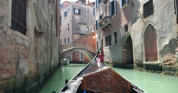 Pohled Přední Strany Gondoly Benátských Kanálů Zakotvených Lodí Architektury Města — Stock video