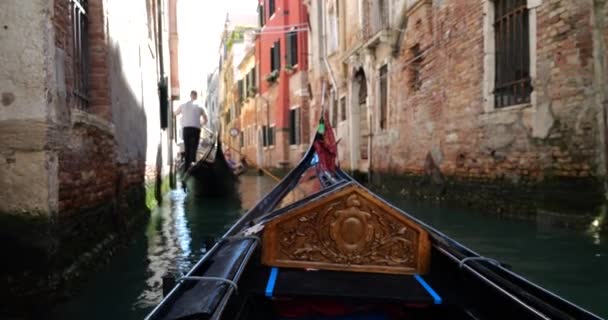 Přehled Architektuře Dalších Gondolách Turisty Během Prohlídky Jednoho Kanálů Benátkách — Stock video