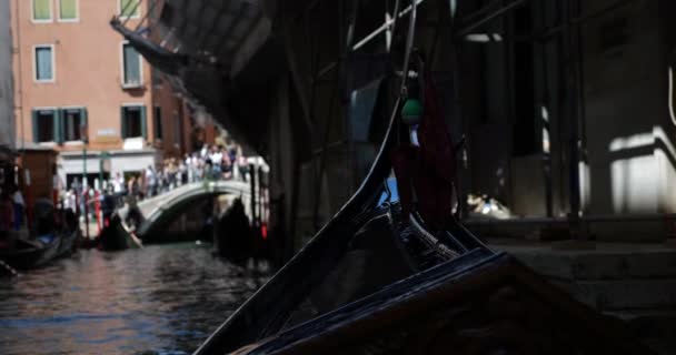 ヴェネツィア イタリアの運河を通ってツアーの終わりに下船を待っている観光客とゴンドラ 池の眺め San Moise — ストック動画