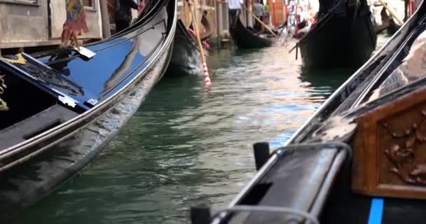 Gondola Turystami Czekającymi Zejście Pokładu Pod Koniec Wycieczki Kanałami Wenecji — Wideo stockowe