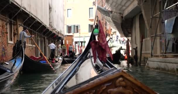 Гондолас Туристами Чекають Висадки Кінці Екскурсії Каналах Венеції Італія — стокове відео