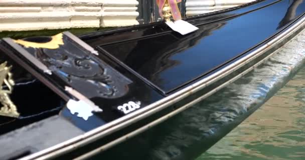 威尼斯 意大利 关于贡多拉的外观细节的特写 抛光的黑边 装饰元素 Ferro Prora 用6颗牙齿或叉子梳理 — 图库视频影像