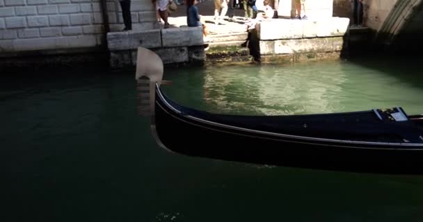 Turyści Gondoli Pływają Pod Ponte Della Paglia Most Słomy Wzdłuż — Wideo stockowe