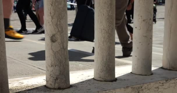 Turistler Güneşli Havalarda Akdeniz Seti Boyunca Yürürler Beyaz Taş Kirişinin — Stok video